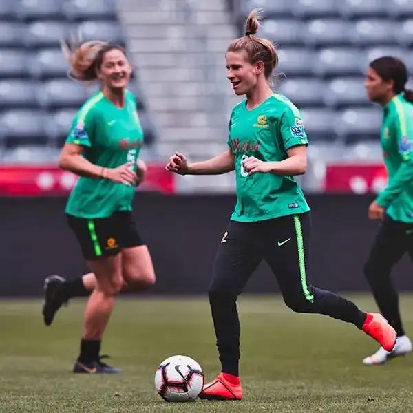 "One On One" with Elise Kellond-Knight