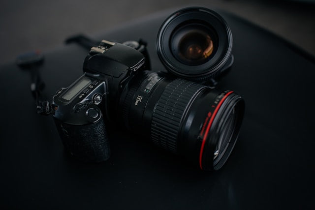 Ted's Cameras digital camera buying guide 2026 — how to choose between mirrorless, DSLR, and compact cameras